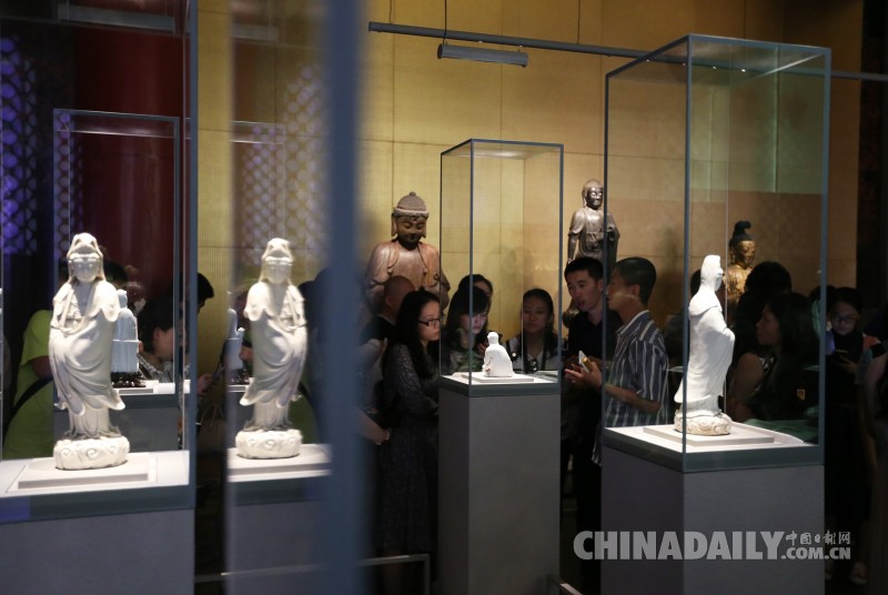 慈宁宫大佛堂区域展示的雕塑精品吸引游客.  中国日报记者 姜东 摄