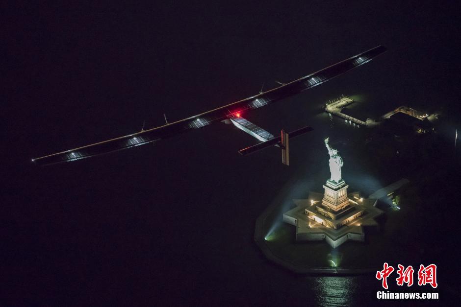 世界最大太阳能飞机飞跃自由女神像 着陆肯尼迪机场