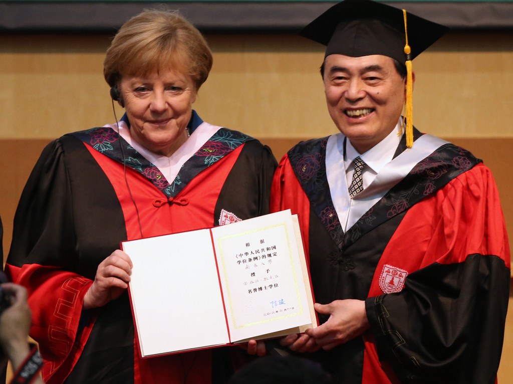 德国总理默克尔访华 获南京大学荣誉博士学位
