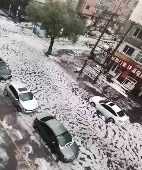 暴雨冰雹突袭哈尔滨 街道成“冰河”