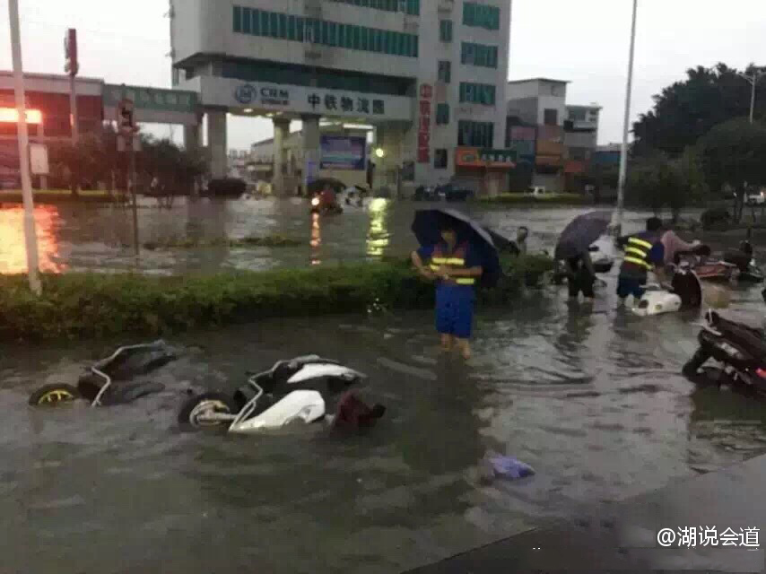 广西柳州暴雨 10多辆公交车被淹没