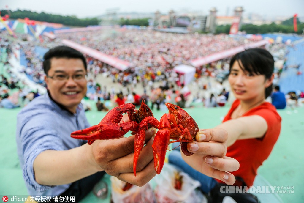 图为超过三万名食客在江苏盱眙都梁广场品尝龙虾.(图片来源:东方ic)