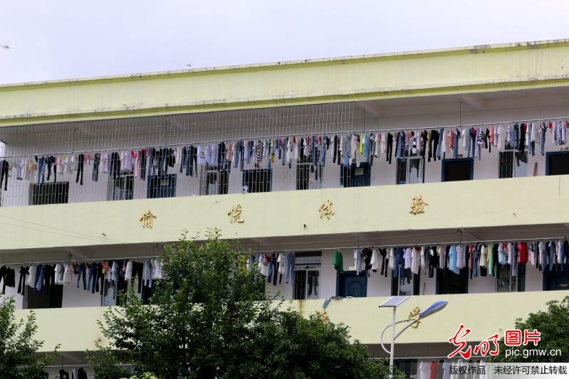 江西遂川：学生晾晒衣服挂满楼蔚为壮观