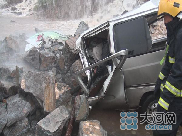 林州一渡槽渠墙坍塌砸压过路面包车 致6死2伤