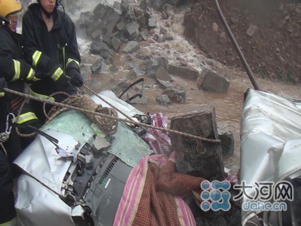 林州一渡槽渠墙坍塌砸压过路面包车 致6死2伤