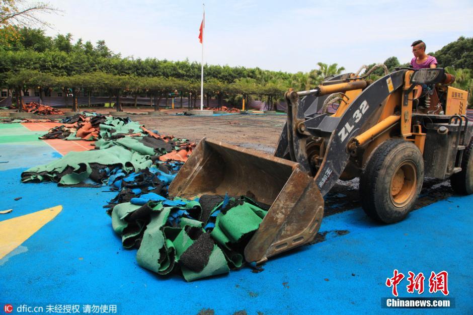 成都一学校拆除价值50万塑胶跑道 恢复水泥操场