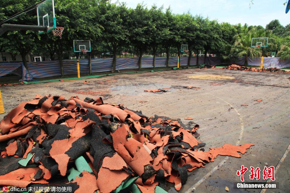 成都一学校拆除价值50万塑胶跑道 恢复水泥操场
