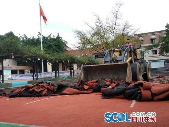 成都一学校拆除价值50万塑胶跑道 恢复水泥操场
