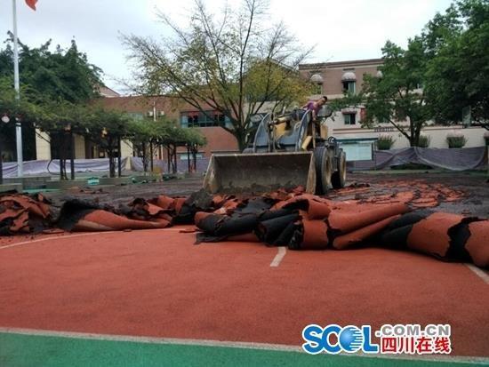 成都一学校拆除价值50万塑胶跑道 恢复水泥操场