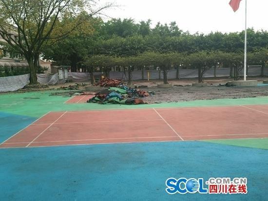 成都一学校拆除价值50万塑胶跑道 恢复水泥操场