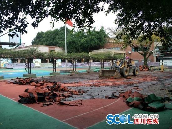 成都一学校拆除价值50万塑胶跑道 恢复水泥操场