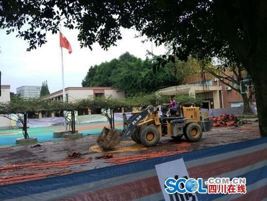 成都一学校拆除价值50万塑胶跑道 恢复水泥操场