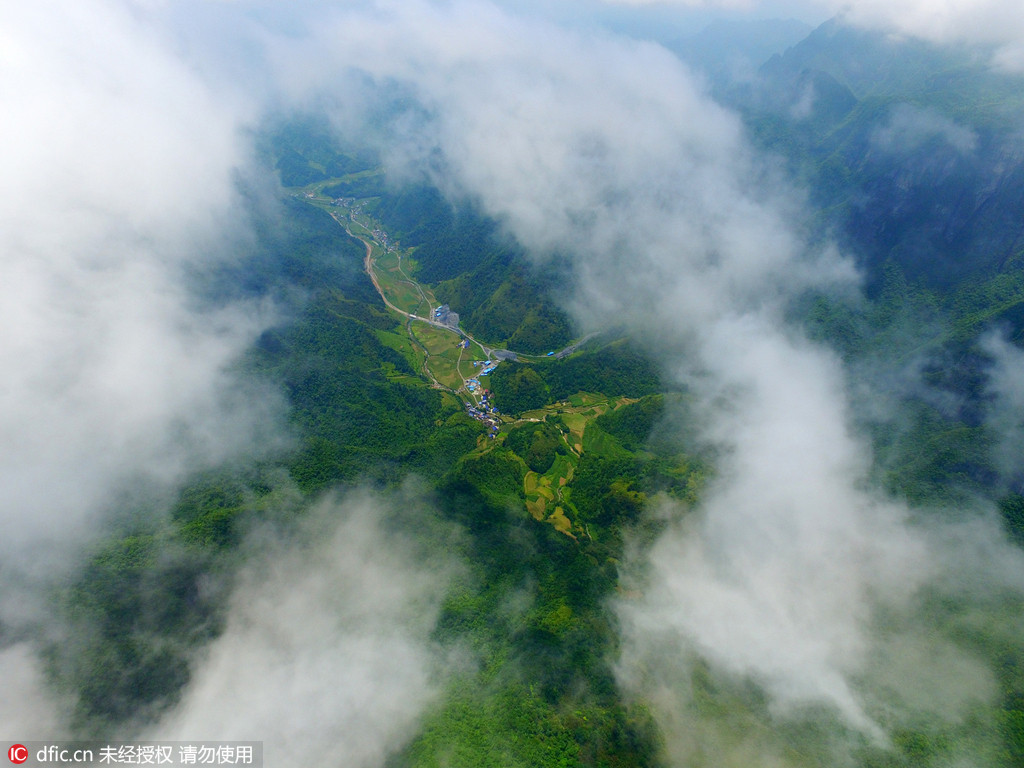 飞“阅”张家界天门山雨后美景 航拍云海缥缈宛如童话仙境