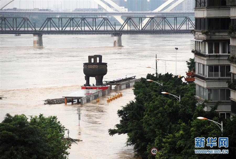 广西柳州市区柳江水位超警戒水位 市民划船出行