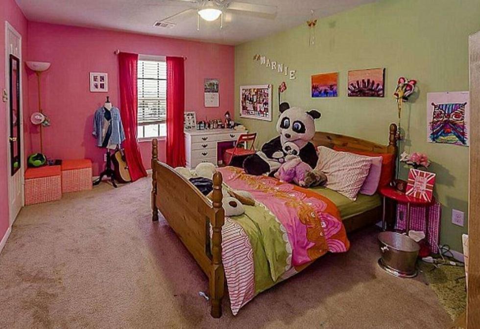 美国女子为卖房想奇招 扮成熊猫拍摄家居大片