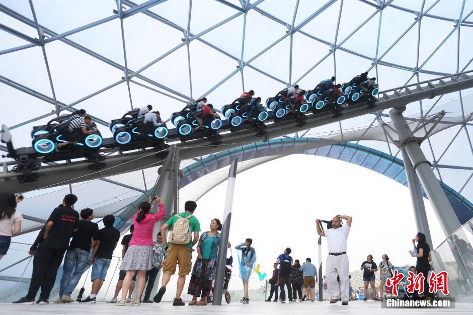 最快过山车“创极速光轮”成上海迪士尼焦点