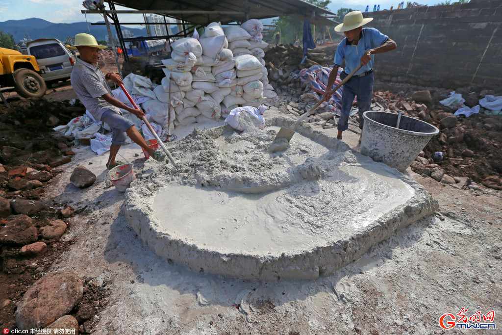 成都工匠采用古法熬50吨糯米修复西昌古城墙