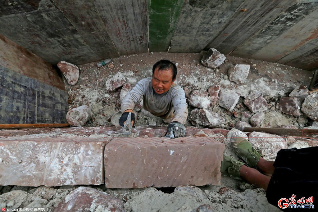成都工匠采用古法熬50吨糯米修复西昌古城墙