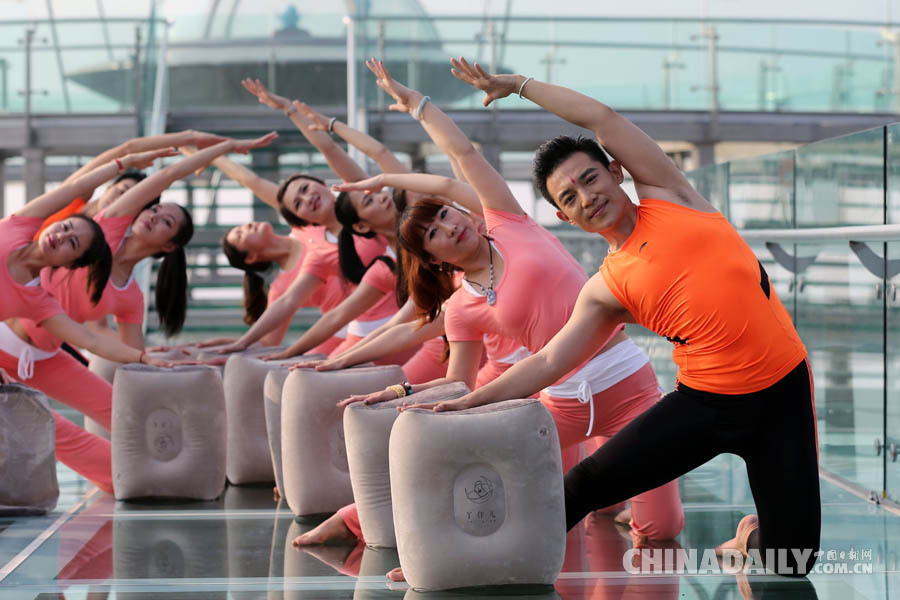 百人高空练瑜伽迎国际瑜伽日