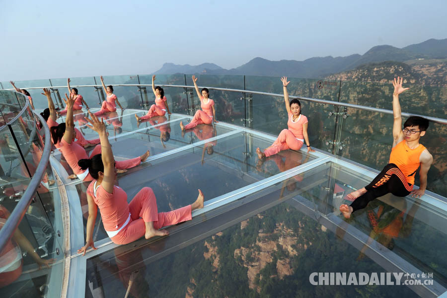 百人高空练瑜伽迎国际瑜伽日