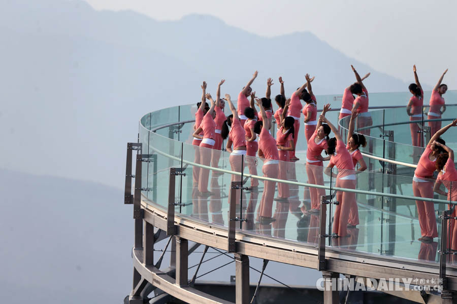 百人高空练瑜伽迎国际瑜伽日