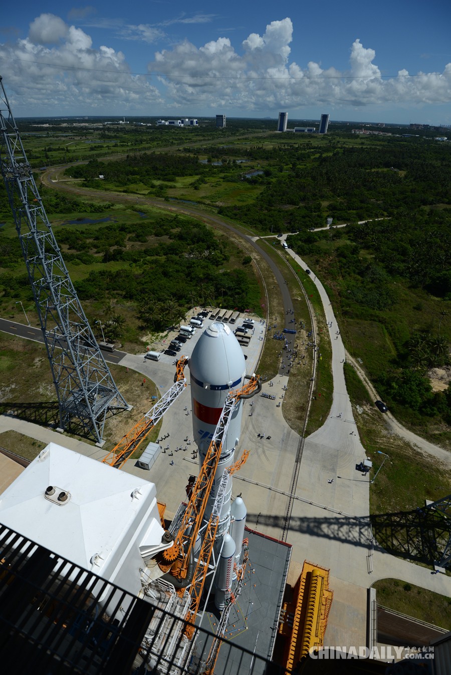 长征七号运载火箭已转运至发射塔架 将择机发