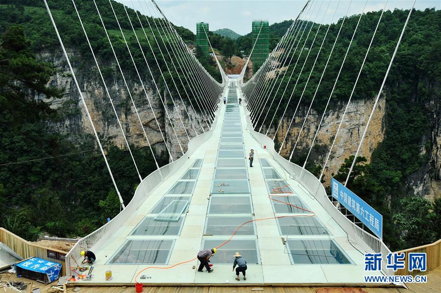张家界大峡谷玻璃桥完成桥梁施工开放在即