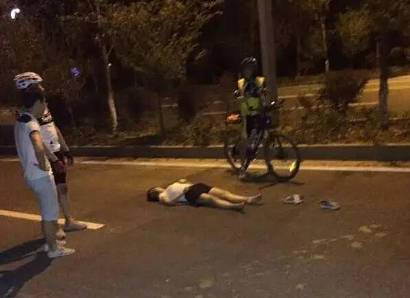 女子夜跑被专业骑行自行车撞倒当场死亡