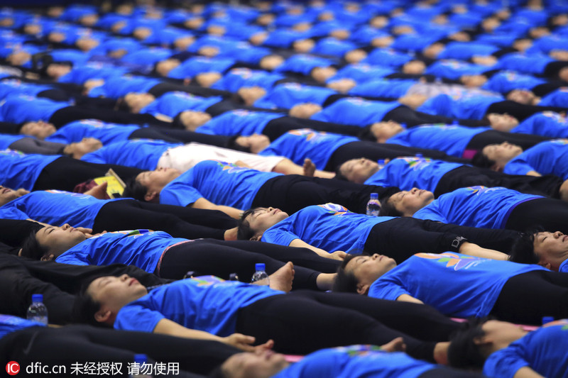 越南河内千人集体瑜伽 庆祝国际瑜伽日