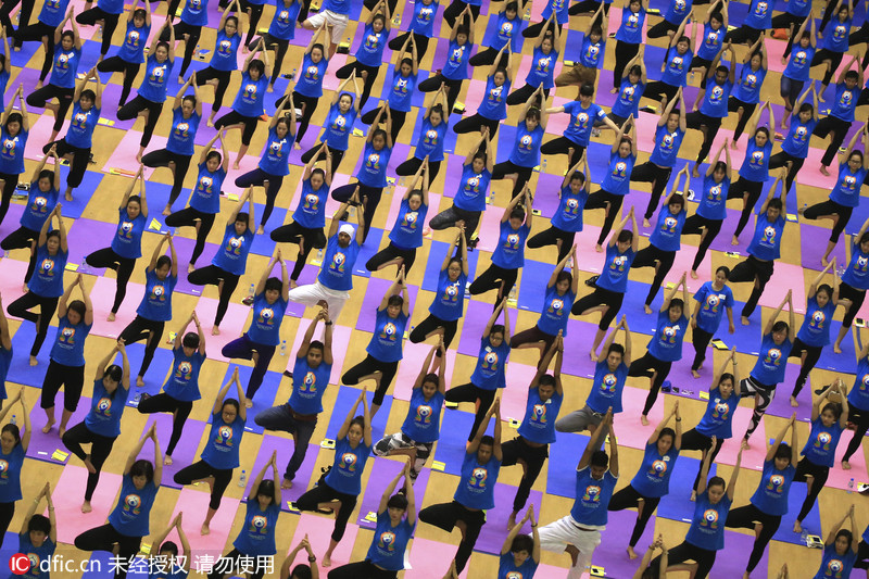 越南河内千人集体瑜伽 庆祝国际瑜伽日