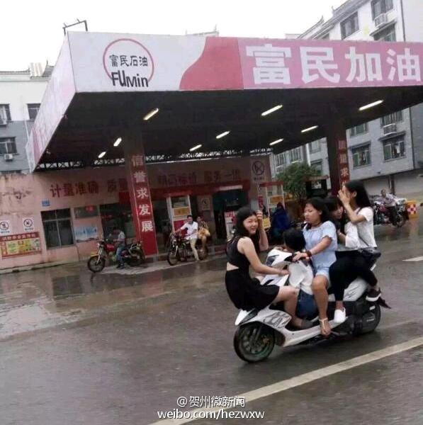 这是杂技？广西5女孩共骑一辆摩托车