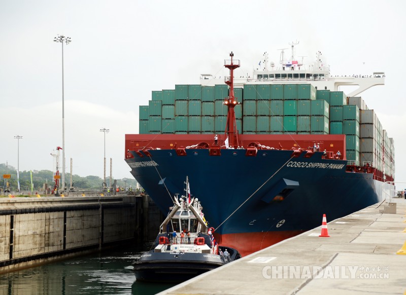 中国货轮首航扩建后的巴拿马运河
