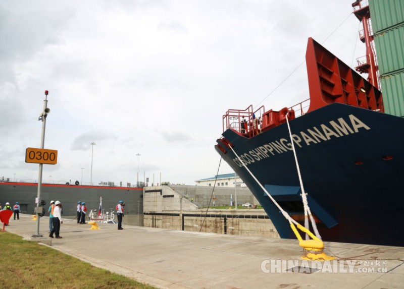 中国货轮首航扩建后的巴拿马运河