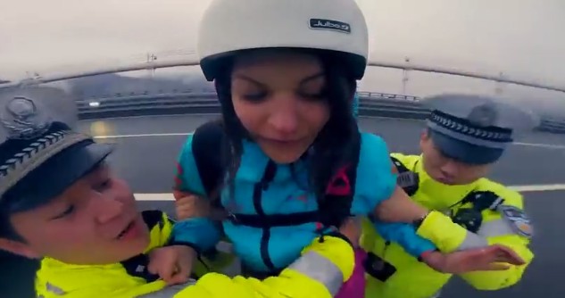 外国姑娘不听警察劝告 在湖南大桥低空跳伞