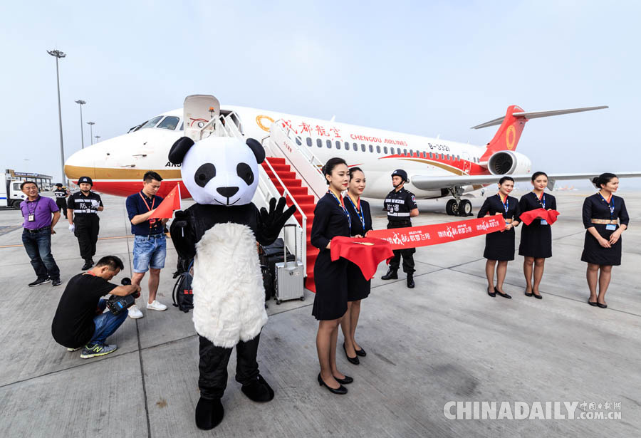 首架国产支线飞机ARJ21投入商业运营