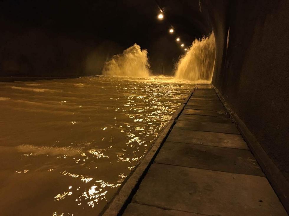 重庆一公路隧道发生涌水 现场洪水不断涌出