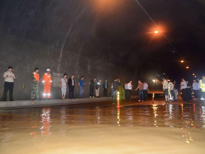 重庆一公路隧道发生涌水 现场洪水不断涌出