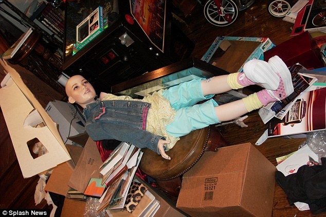 警方曝光杰克逊家中物品 酷爱收集儿童模特