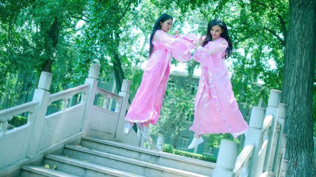 未来空姐拍摄“双飞”毕业照 这对双胞胎校花城会玩