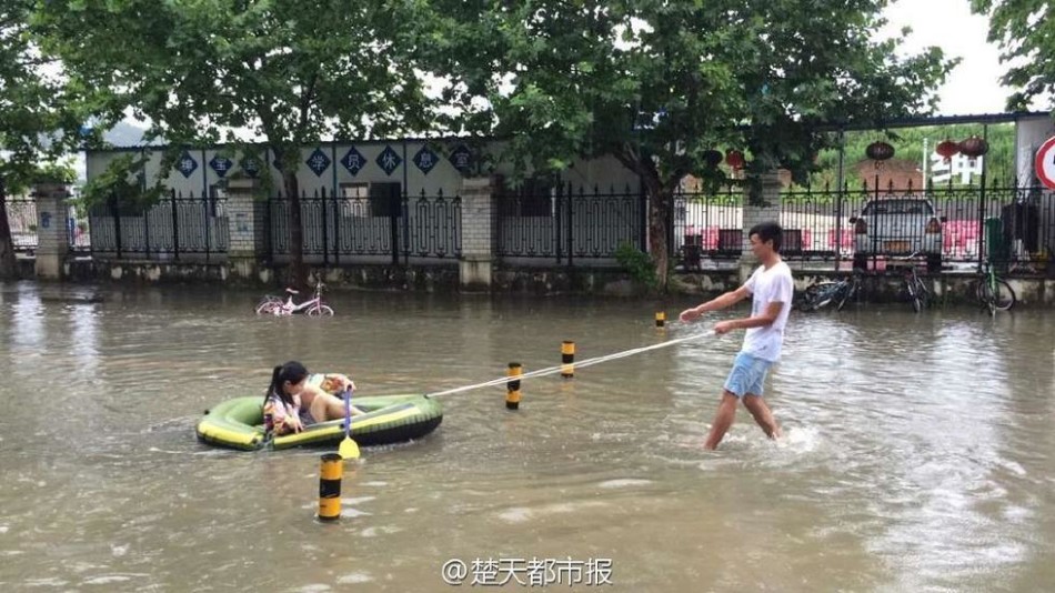 武汉高校成这样:宿舍被淹 操场成汪洋