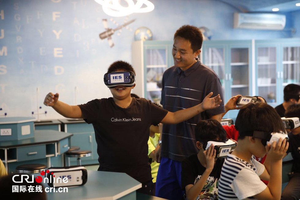 北京一小学开VR课堂 学生教室内“遨游太空”