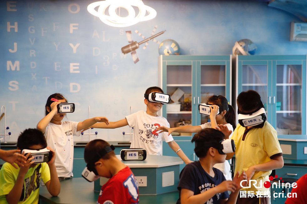 北京一小学开VR课堂 学生教室内“遨游太空”
