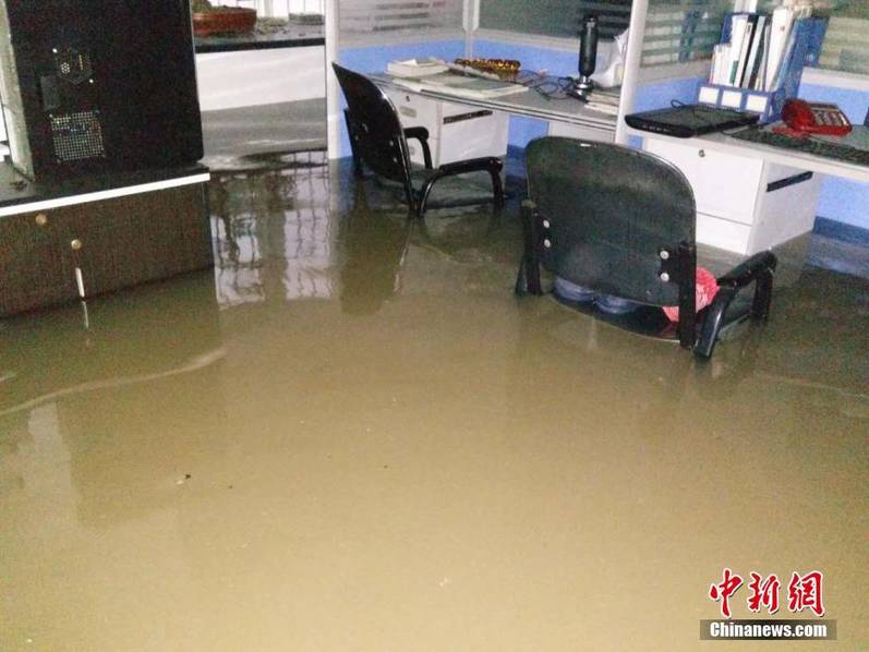 武汉：被淹成水塘的市民家室内画面