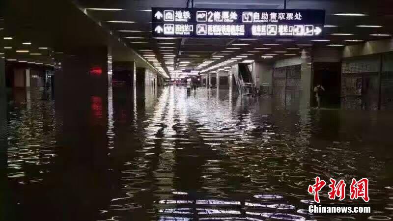 武汉：被淹成水塘的市民家室内画面