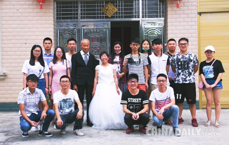为农村老人补拍婚纱照 高校学子收获满满感动