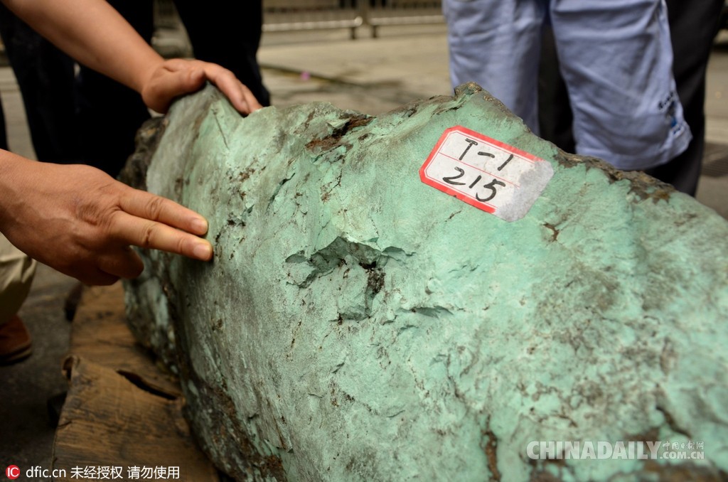 湖北十堰现“绿松石王”重达215公斤 价格过千万