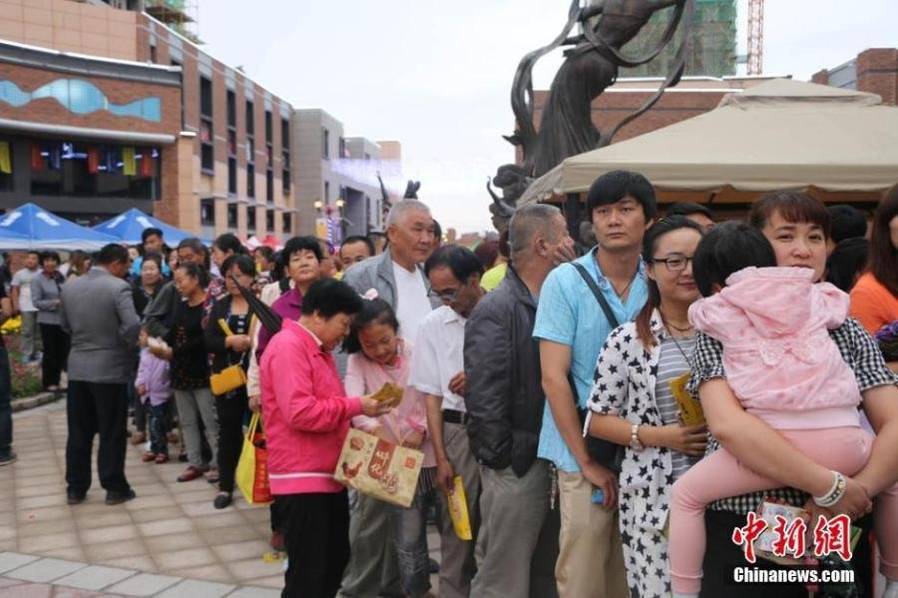 甘肃市民排长队吃“烤全驼”现场