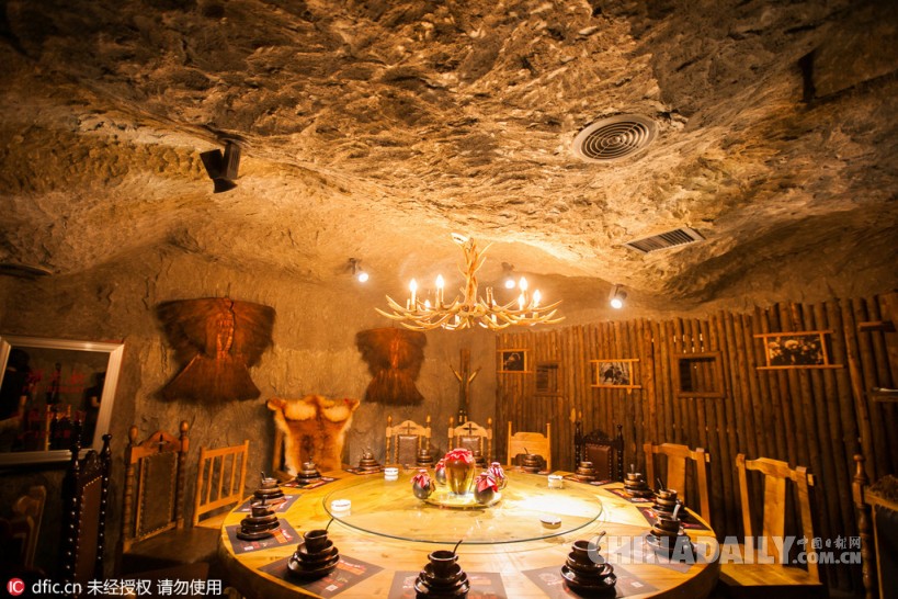 长春现“土匪”主题餐厅 模拟“座山雕”洞府场景