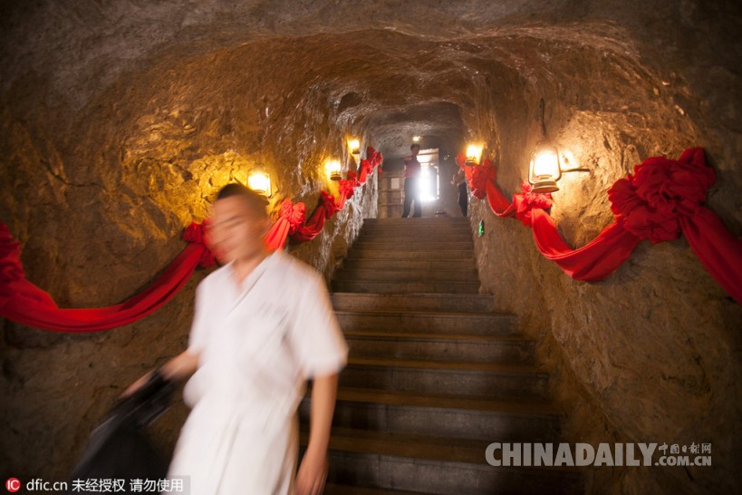 长春现“土匪”主题餐厅 模拟“座山雕”洞府场景