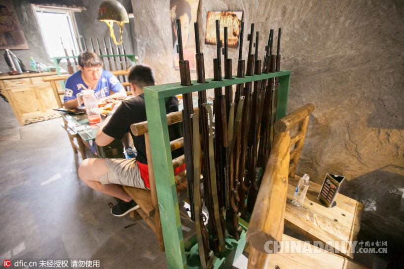 长春现“土匪”主题餐厅 模拟“座山雕”洞府场景